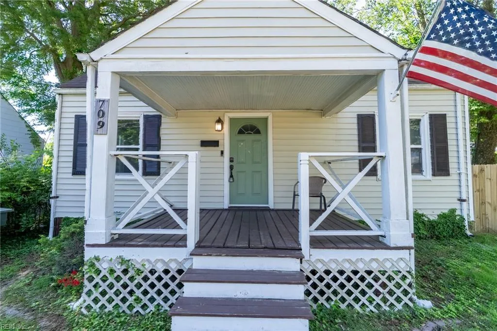 709 Lee ST, HAMPTON VA 23669
