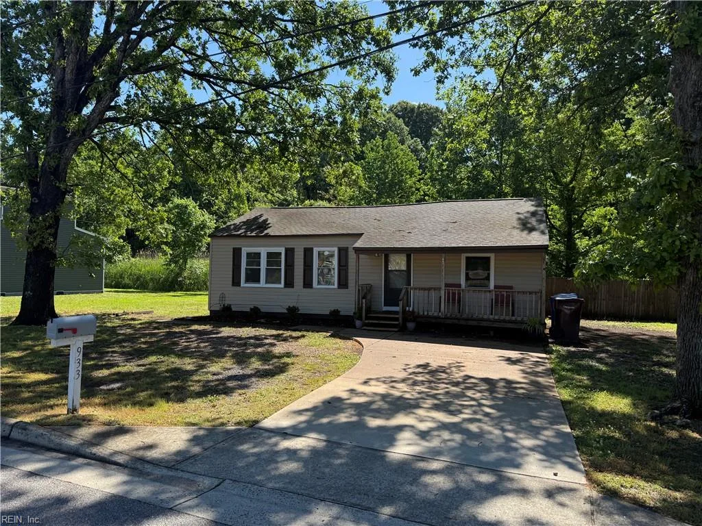 933 Michael DR, CHESAPEAKE VA 23323