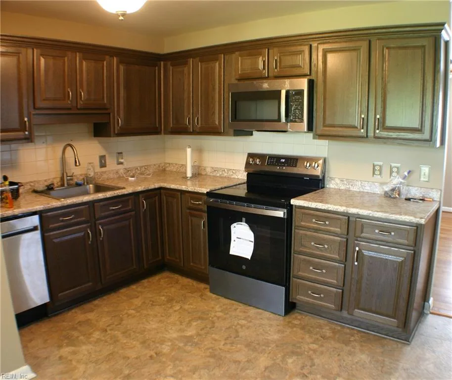 425 Keith CT, CHESAPEAKE VA 23325