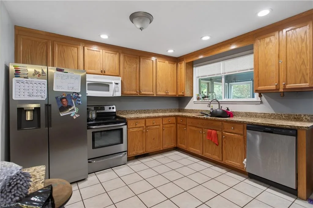 215 Riverside Dr, Portsmouth — photo