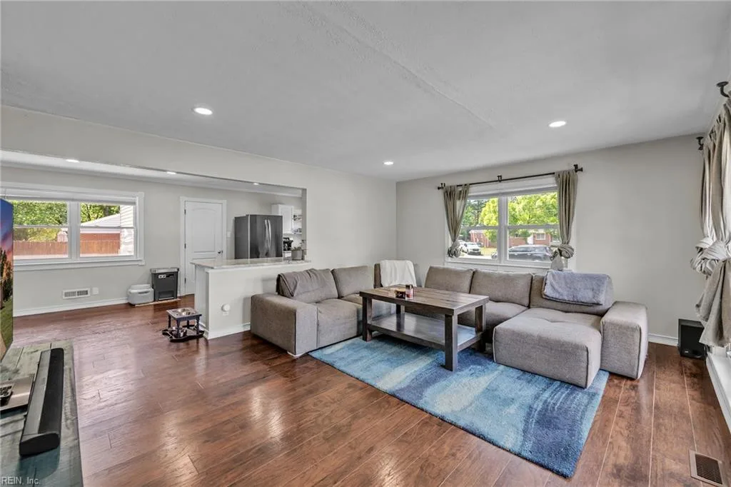 8069 Lynnbrook Dr, Norfolk — photo