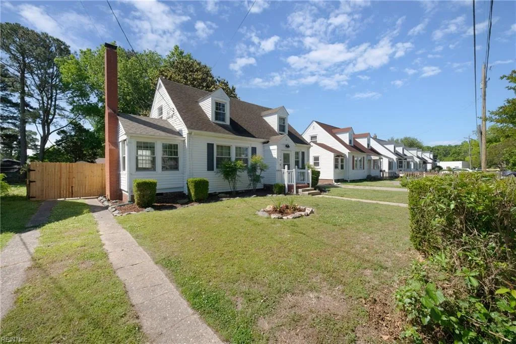 10 E Southampton AVE, HAMPTON VA 23669