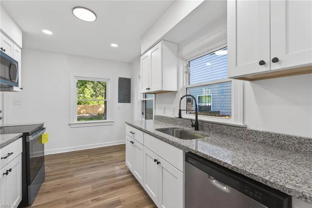 690 Greenbriar AVE, HAMPTON VA 23661