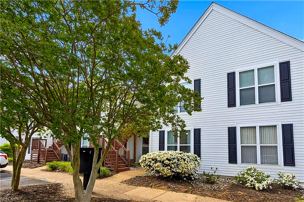 213 Persimmon Dr, Yorktown — photo