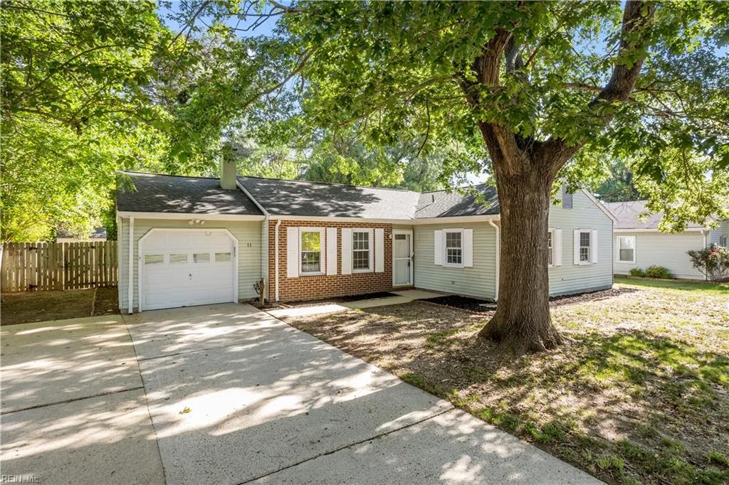 11 Newgate Village RD, HAMPTON VA 23666
