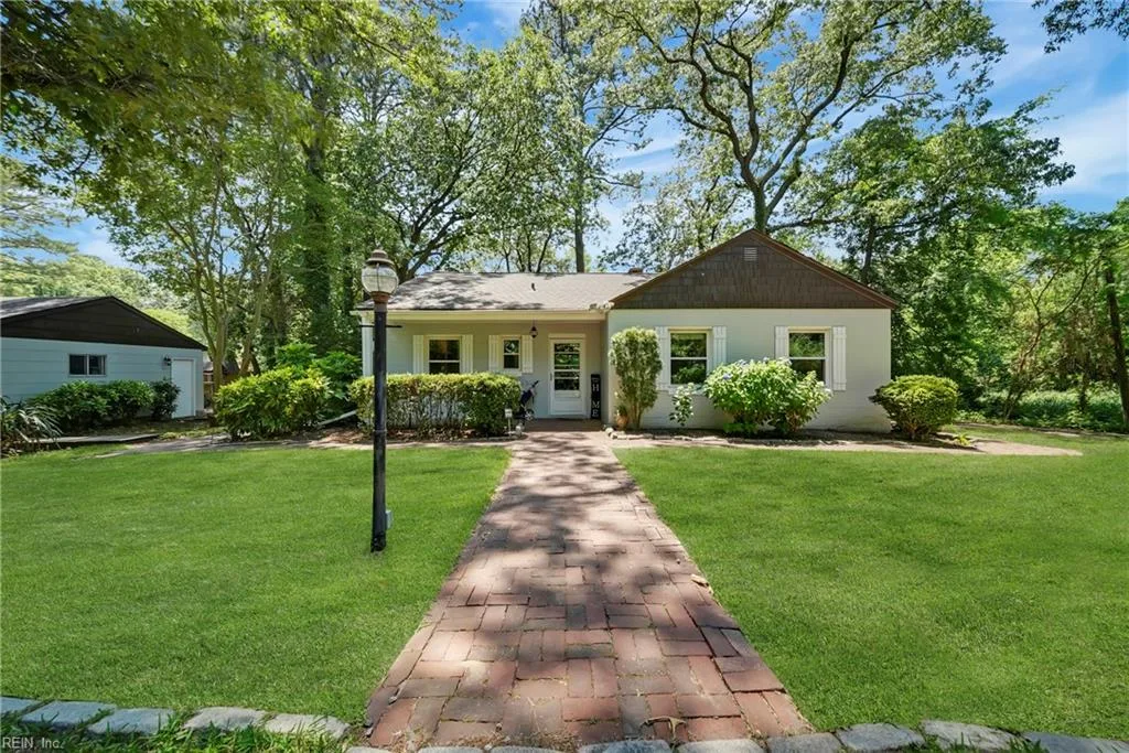 222 Sparrow RD, CHESAPEAKE VA 23325