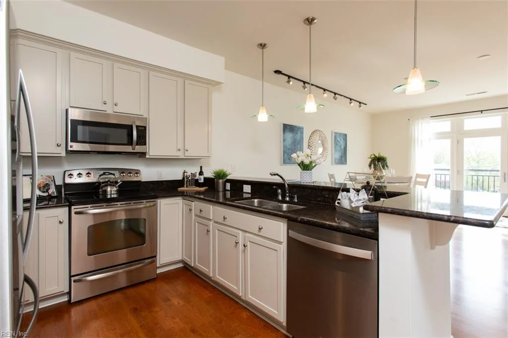 670 Town Center DR #320, NEWPORTNEWS VA 23606