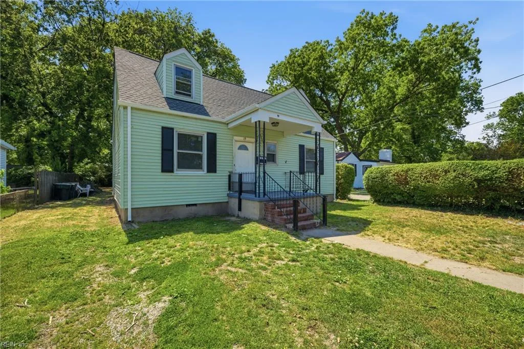 19 Gibson RD, HAMPTON VA 23669