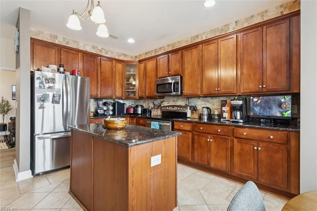 670 Town Center DR #207, NEWPORTNEWS VA 23606