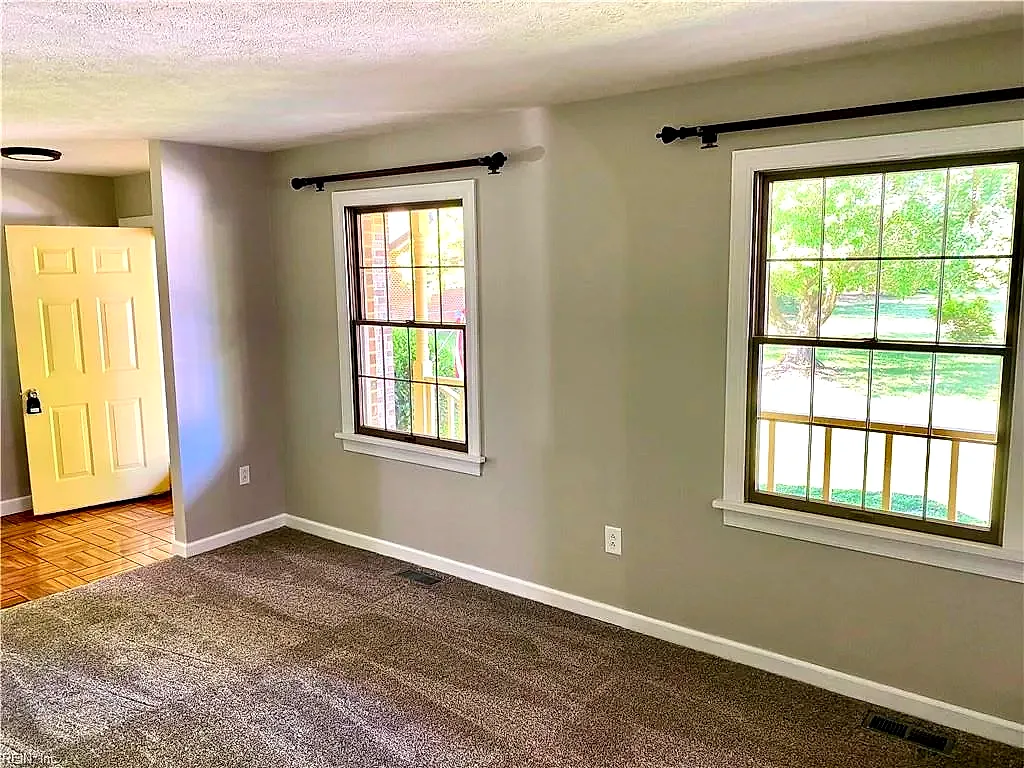 172b Hunts Neck Rd, Poquoson — photo
