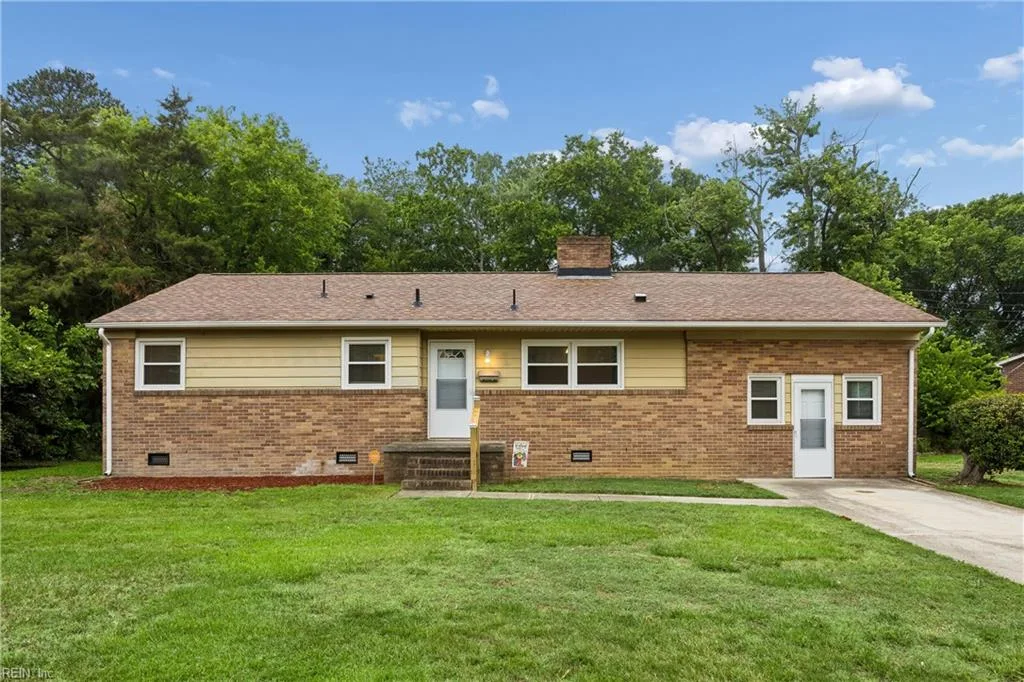 1 Westbrook DR, HAMPTON VA 23666