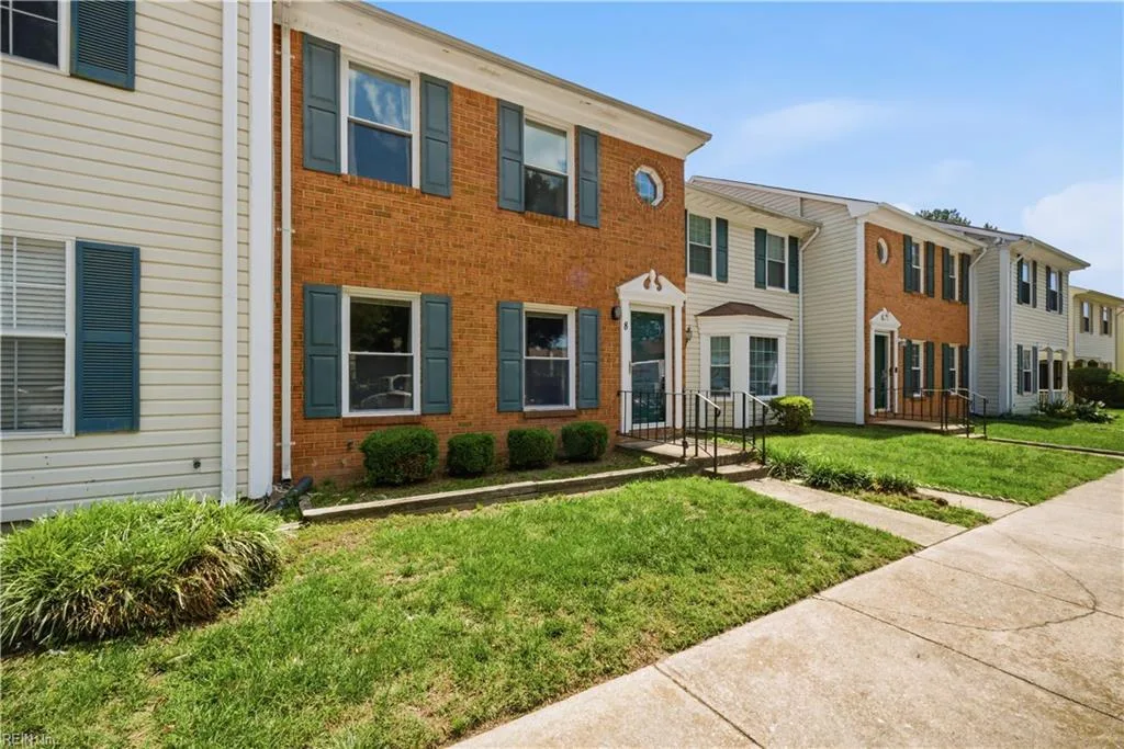 8 N Gawain WAY, HAMPTON VA 23669