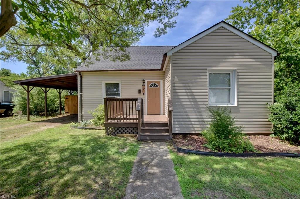 2 Clover ST, HAMPTON VA 23669