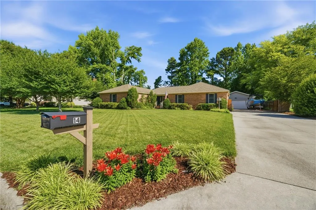 14 Valmoore DR, POQUOSON VA 23662