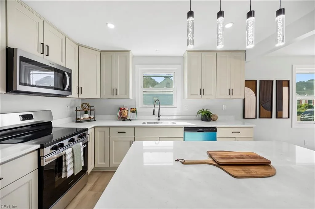 22 Fairview CIR S, PORTSMOUTH VA 23702