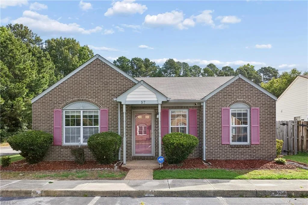 57 N Lake LOOP, HAMPTON VA 23666