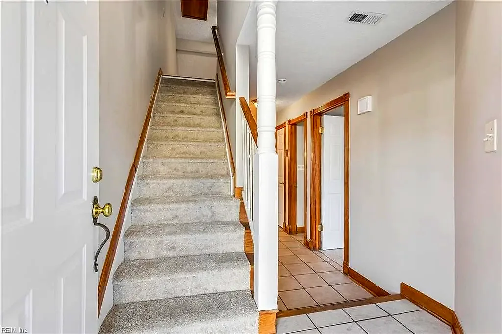 53 Treasure Ky, Hampton — photo