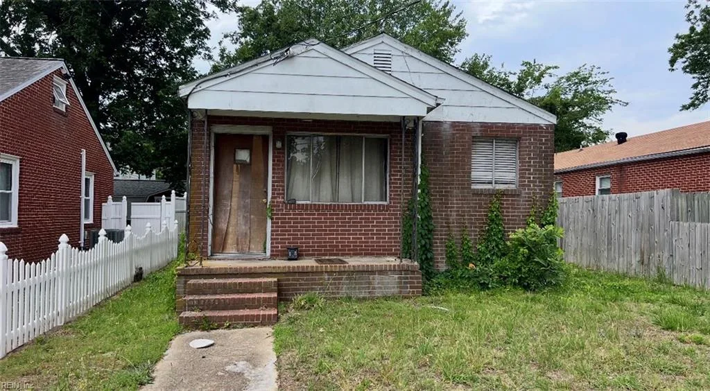 18 E Kelly AVE, HAMPTON VA 23663