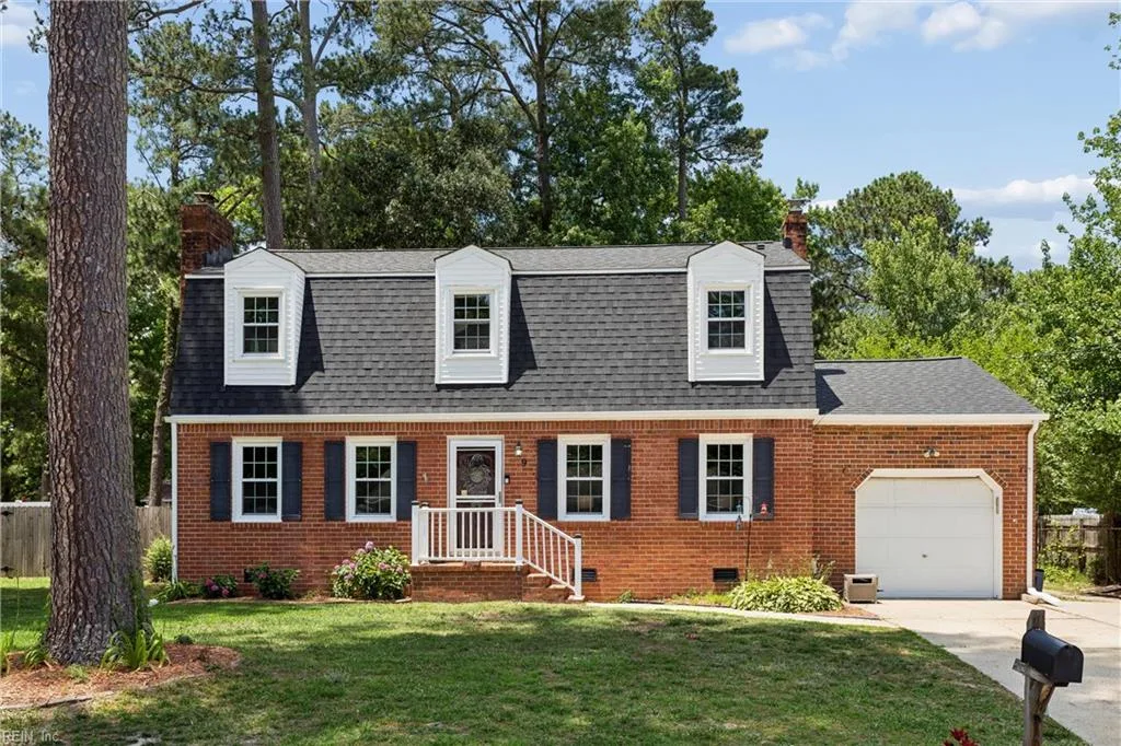 9 Hansom DR, POQUOSON VA 23662