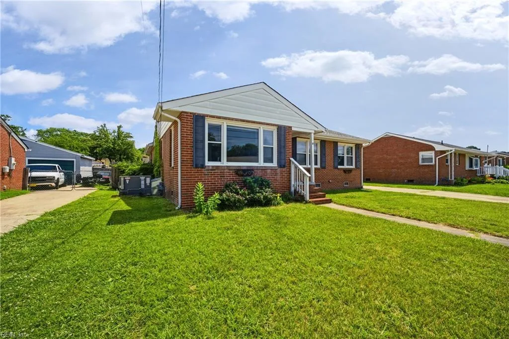 18 Reynolds DR, HAMPTON VA 23664