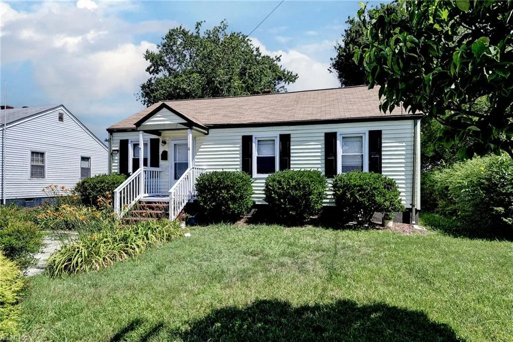 11 Thornrose AVE, HAMPTON VA 23669