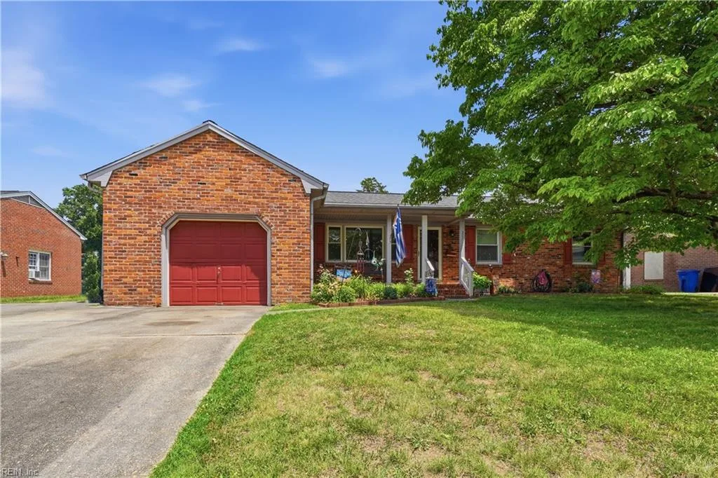 207 Dabney DR, NEWPORTNEWS VA 23602