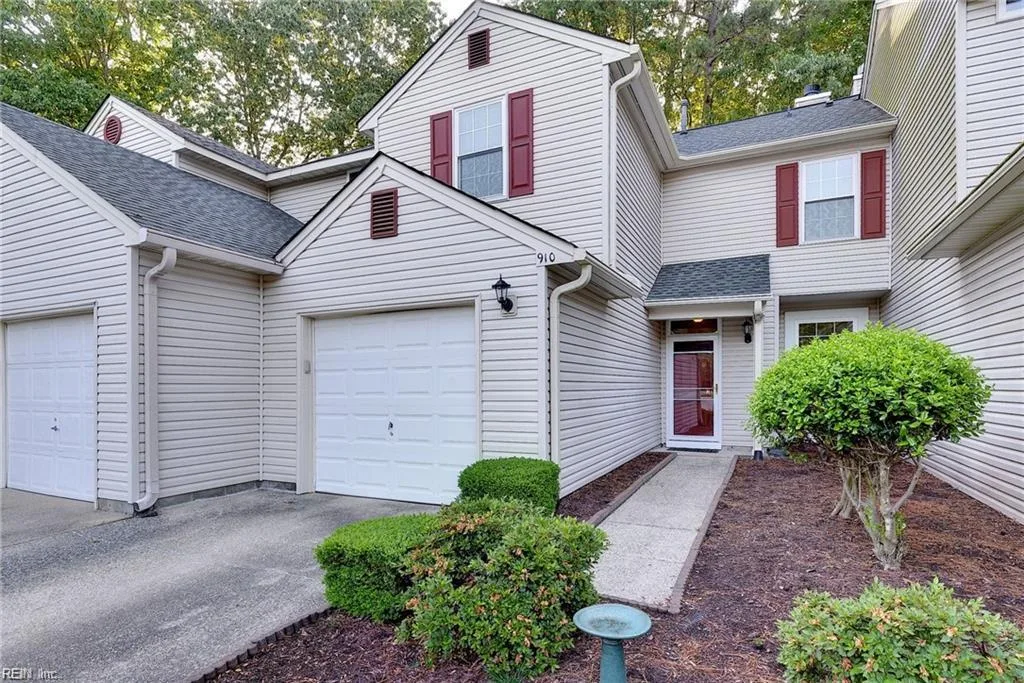 910 Lake Forest DR, NEWPORTNEWS VA 23602