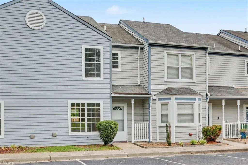 18 Bayview CT, HAMPTON VA 23664