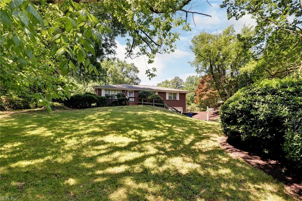 18 Owens RD, NEWPORTNEWS VA 23602