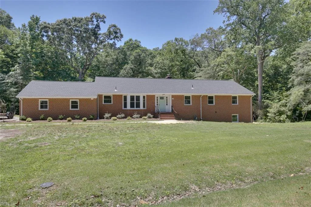 110 Artillery RD, YORKTOWN VA 23692
