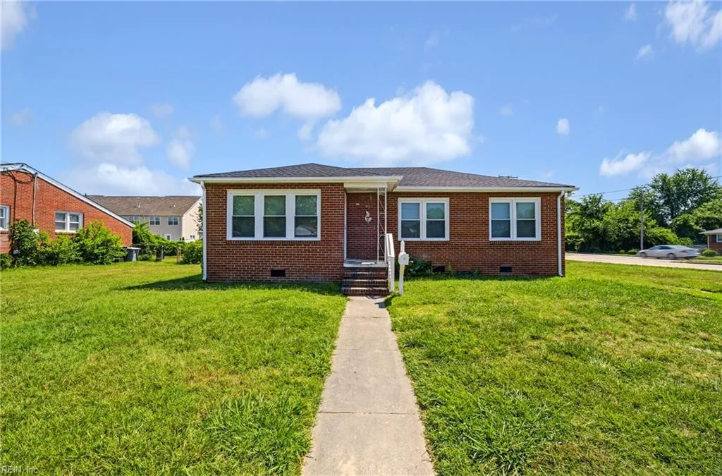 2 Reynolds DR, HAMPTON VA 23666