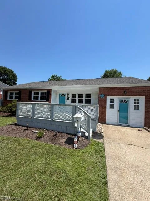 30 Holiday DR, HAMPTON VA 23669