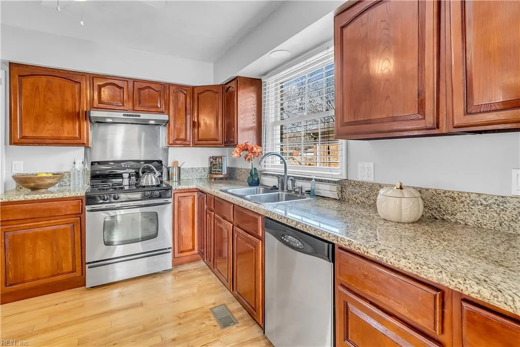 1447 Lake Forest Dr, Portsmouth — photo