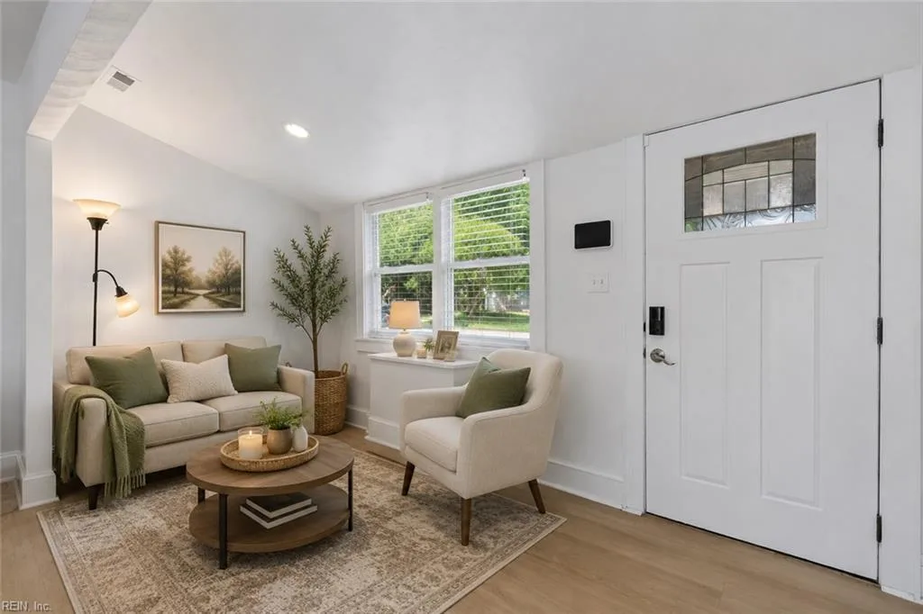 3821 Essex Cir, Norfolk — photo