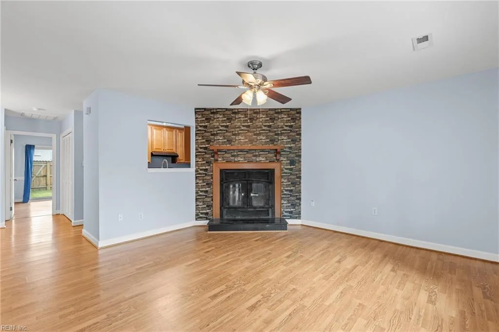 18 Parkway Dr, Hampton — photo