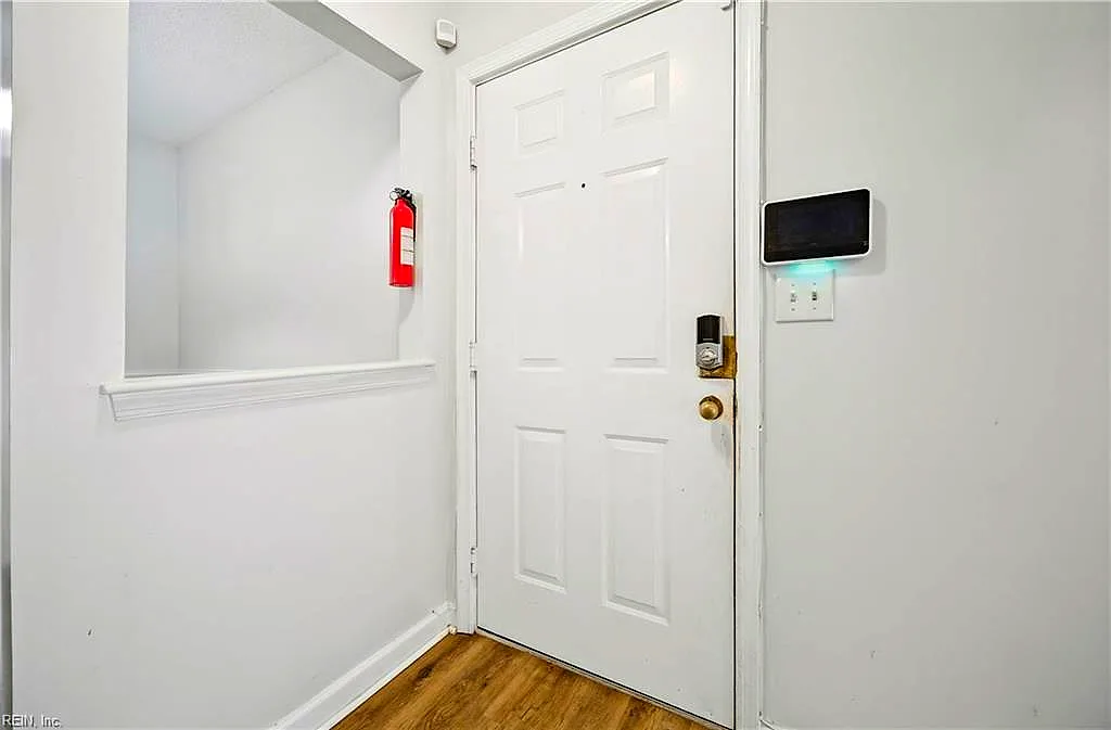 410 Delaware Ave #204, Norfolk — photo