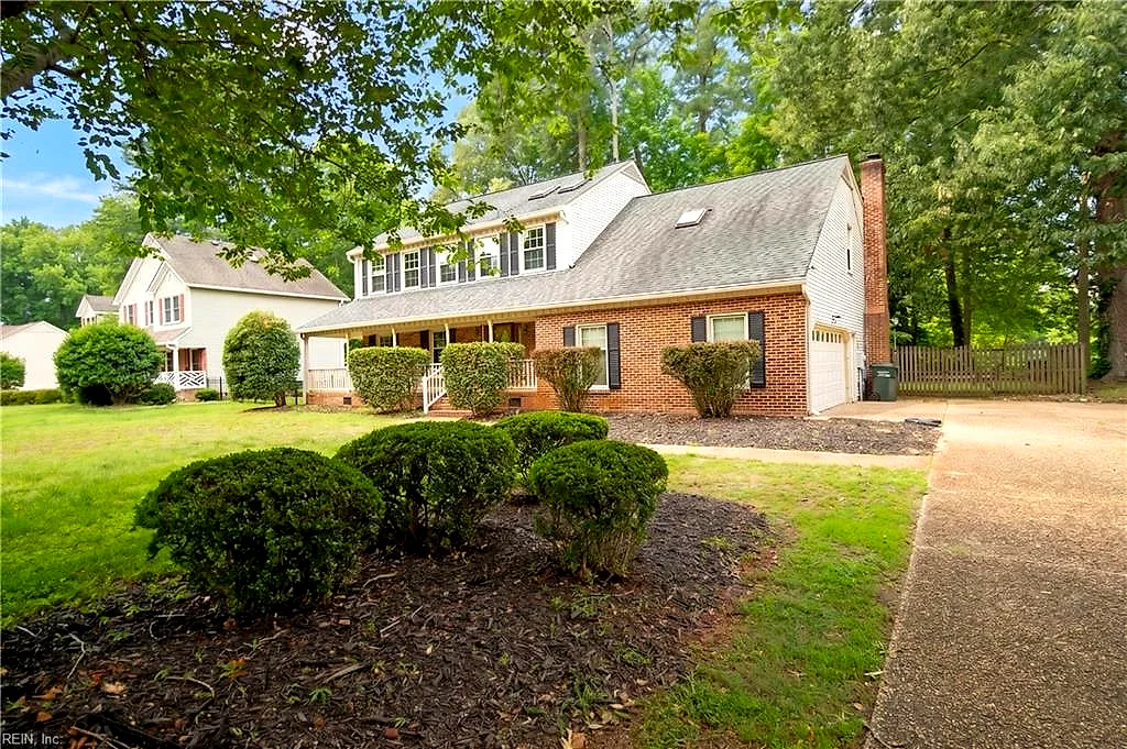 312 Lakeland Cres, Yorktown — photo