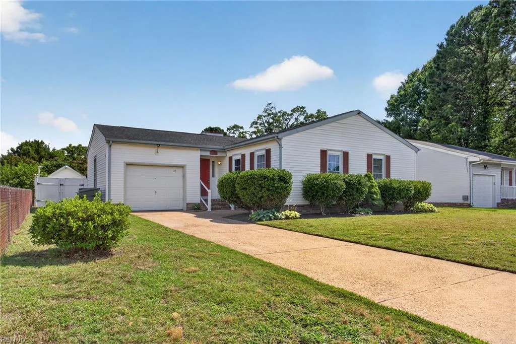 16 E Davis RD, HAMPTON VA 23666