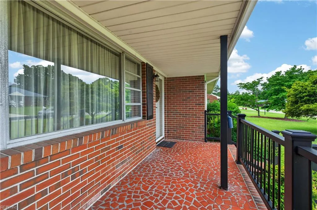 5729 Hawthorne Ln, Portsmouth — photo
