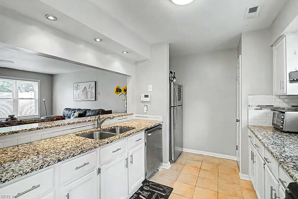94 Madison Chse, Hampton — photo