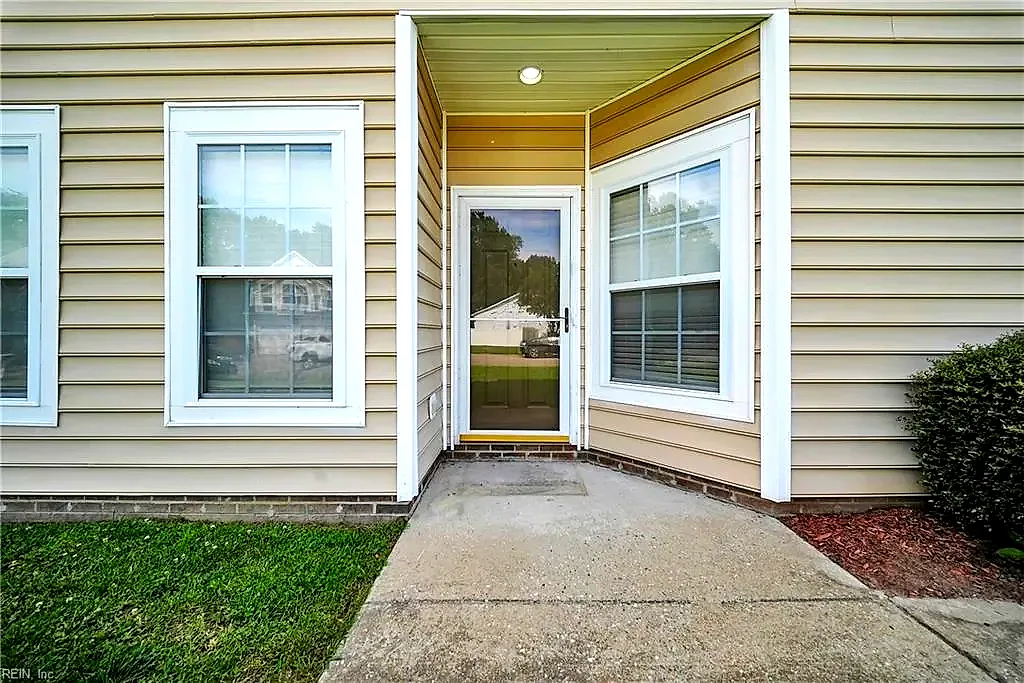408 Holmes Blvd Blvd, Yorktown — photo