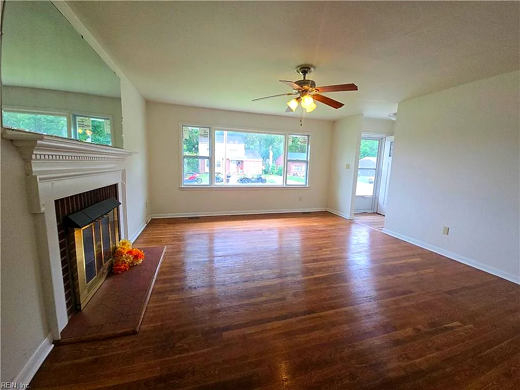 100 Prince James Dr, Hampton — photo