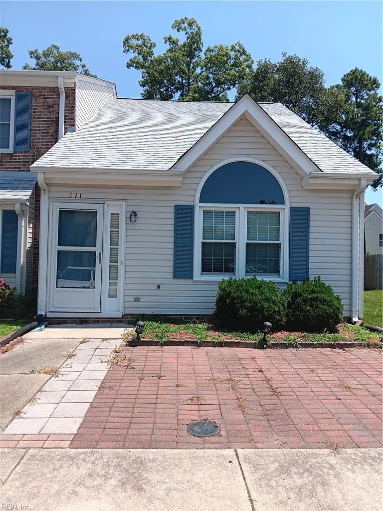211 Crestwood CT, YORKTOWN VA 23692