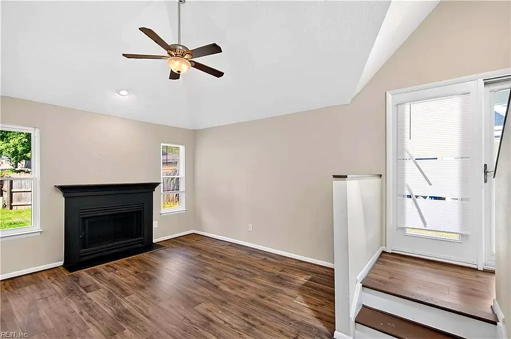 916 Woodcreek Dr, Newport News — photo
