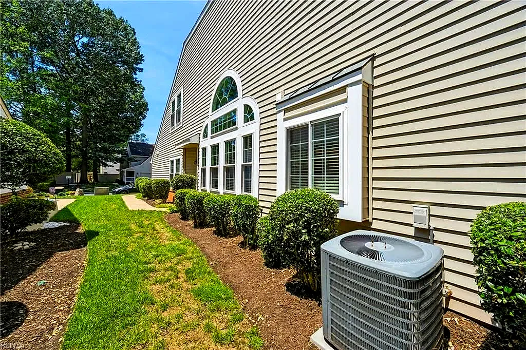152 Spoon Ct, Yorktown — photo