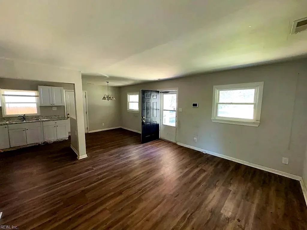 1264 Strand St, Norfolk — photo