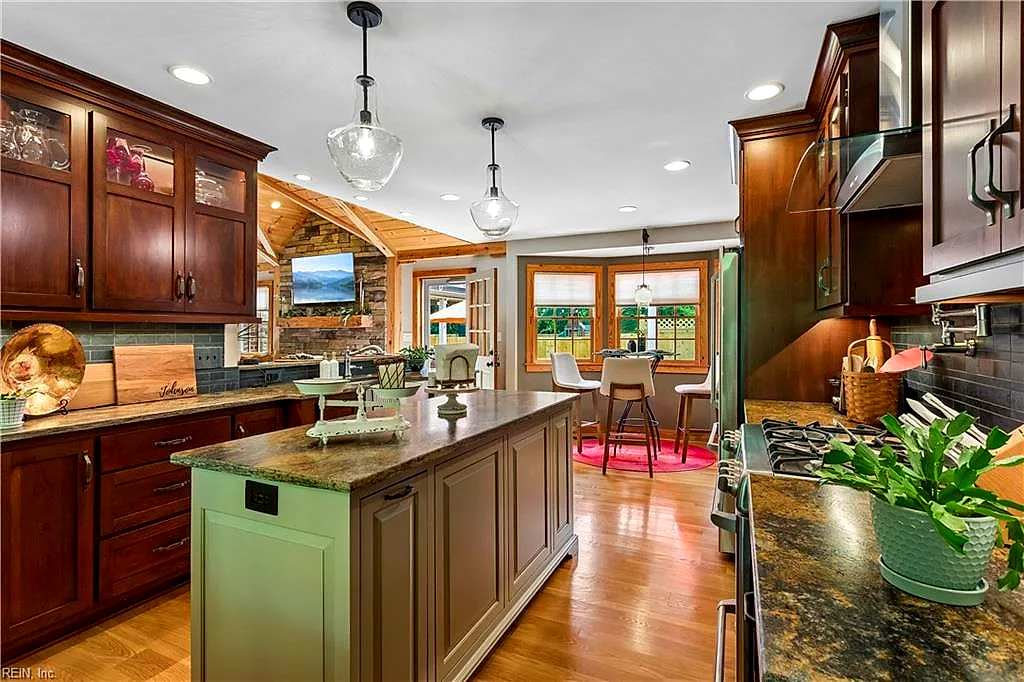 125 River Point Dr, Yorktown — photo