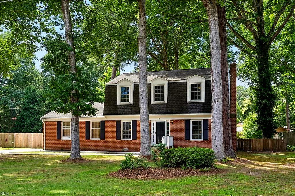 305 W Woodland Dr, Yorktown — photo