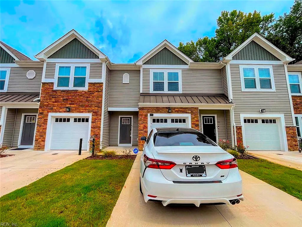 2023 Laycock Ln #103, Suffolk — photo