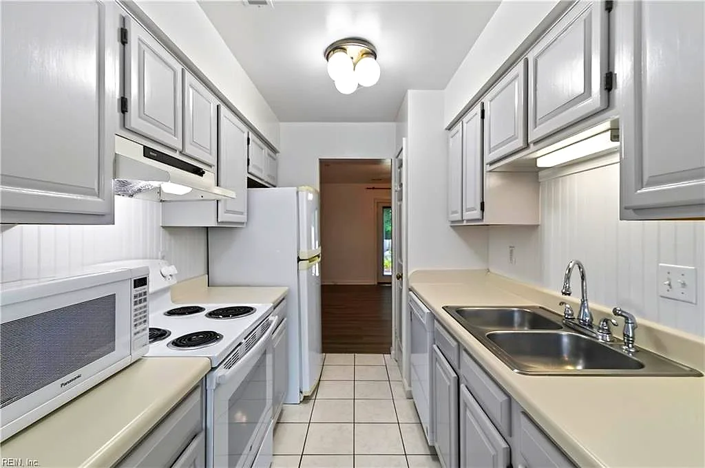 107 Heather Way #D, Yorktown — photo